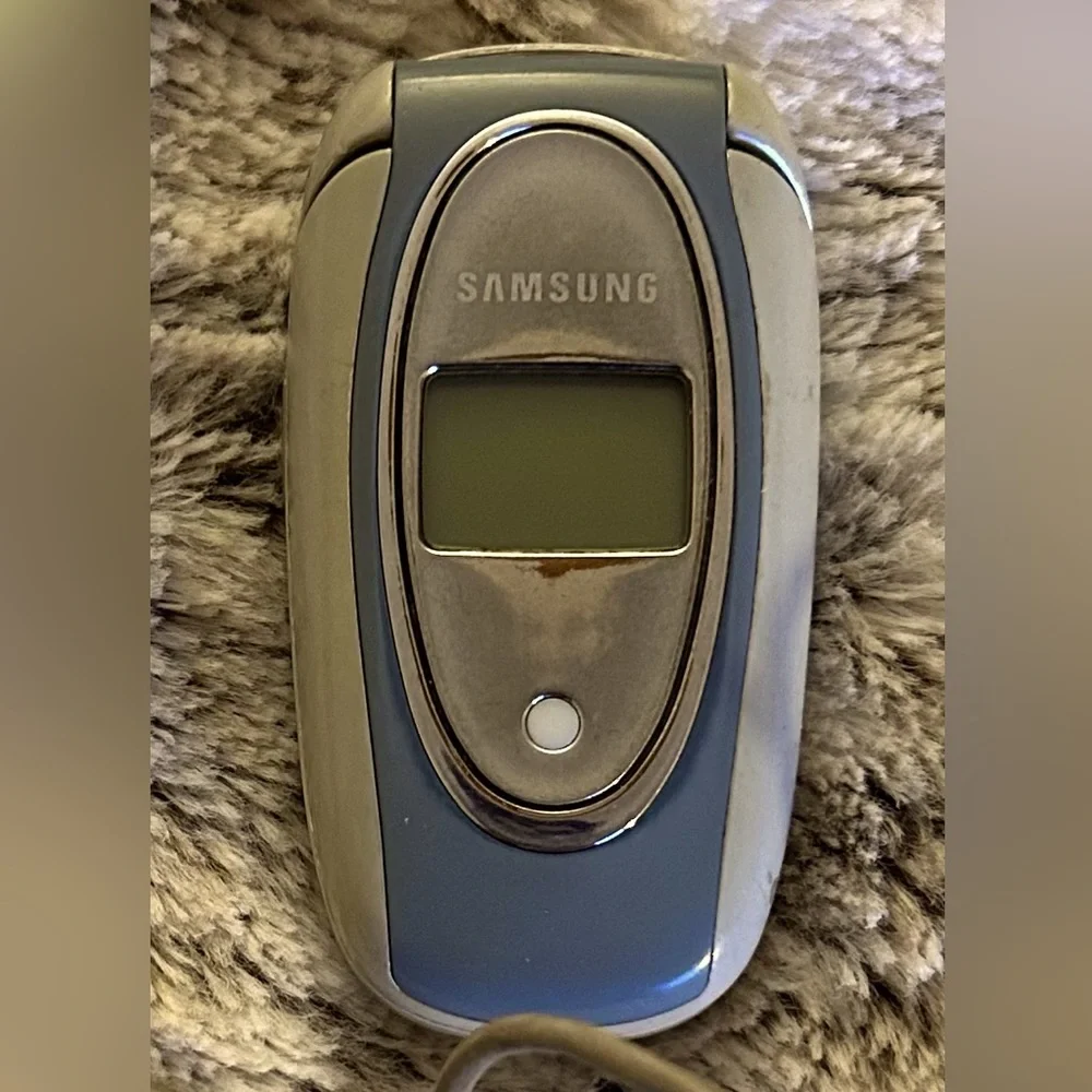 OEM Samsung GH x475 flip cell phone with charger